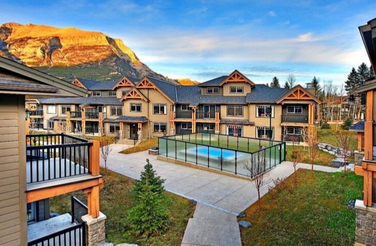 Copperstone Resort - Mountain View 2 Bedroom Condo 캔모어 외부 사진