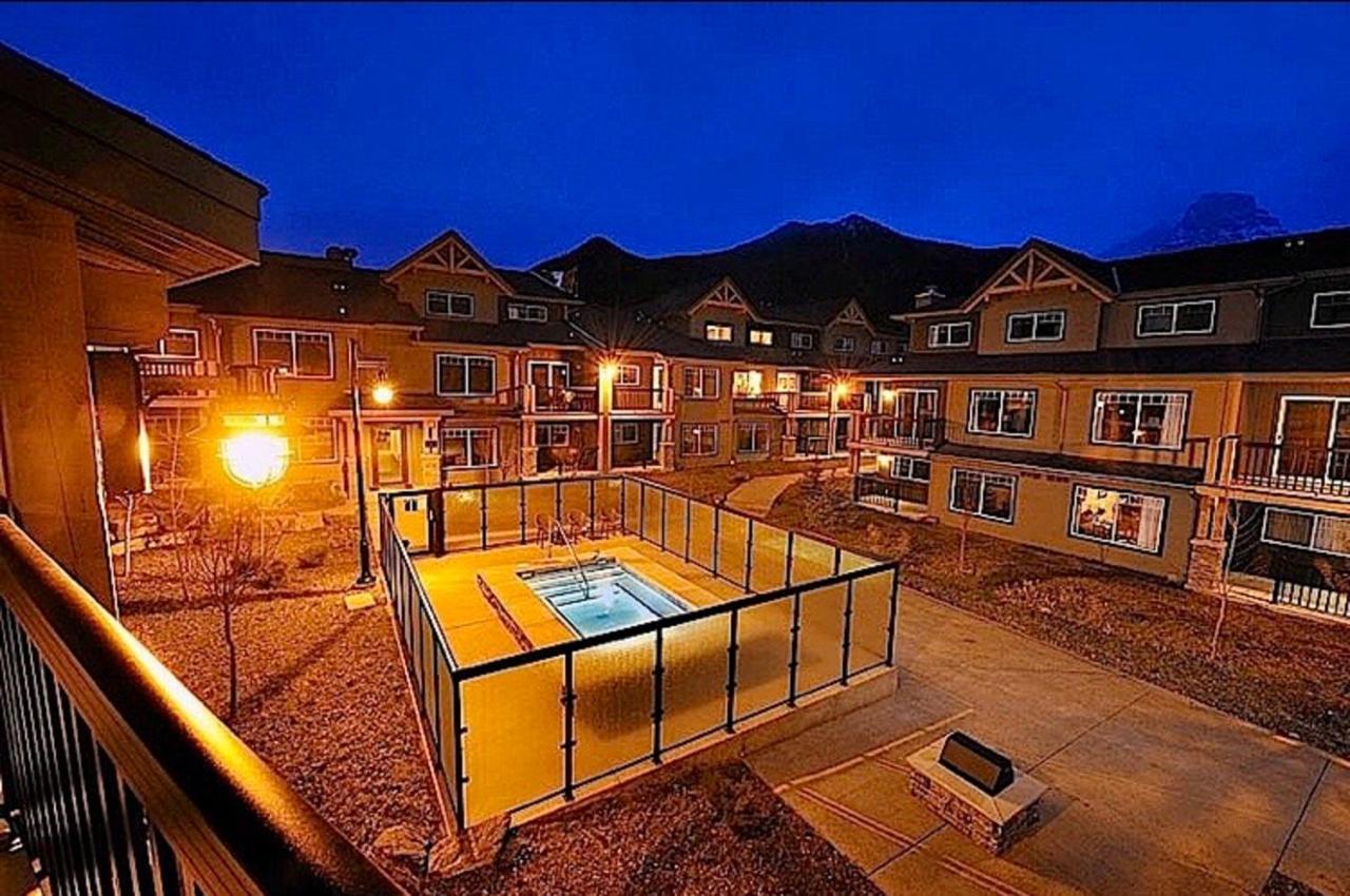 Copperstone Resort - Mountain View 2 Bedroom Condo 캔모어 외부 사진