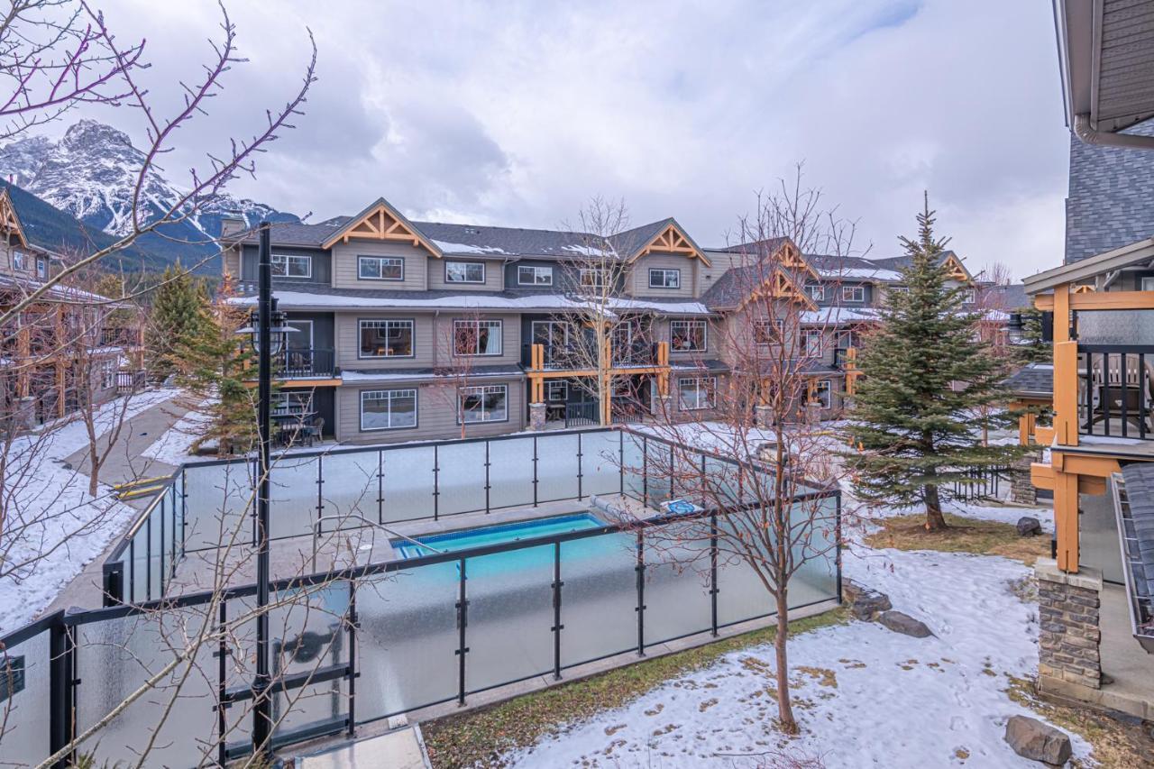 Copperstone Resort - Mountain View 2 Bedroom Condo 캔모어 외부 사진