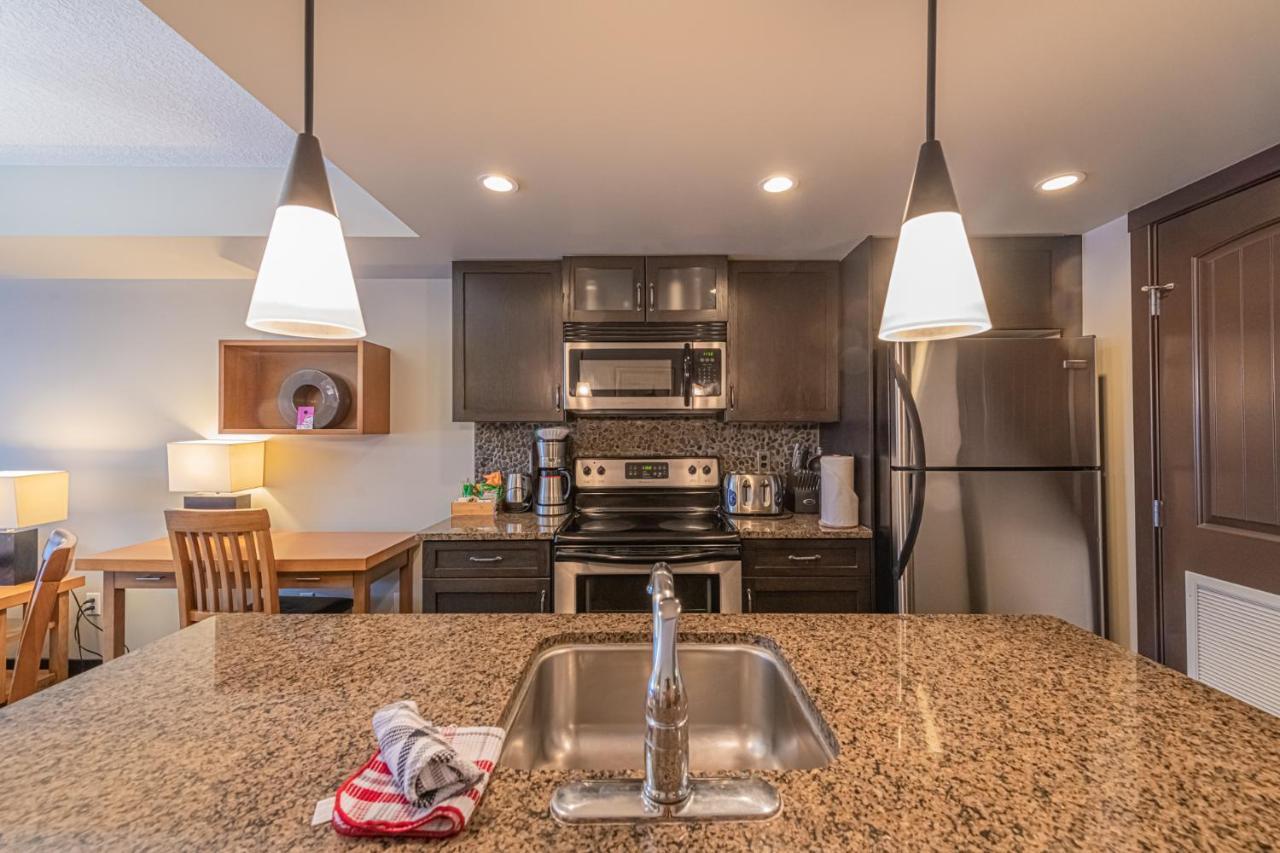 Copperstone Resort - Mountain View 2 Bedroom Condo 캔모어 외부 사진